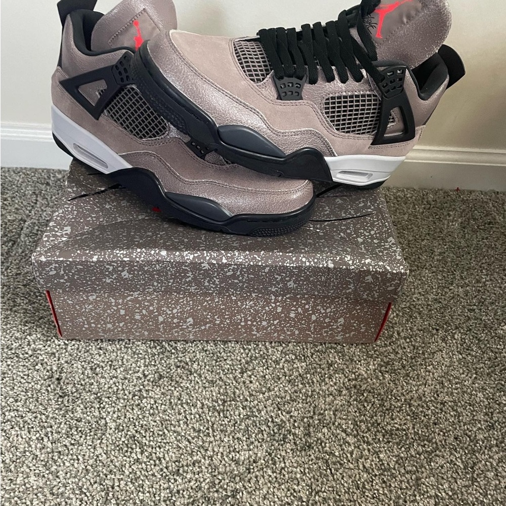 JORDAN RETRO 4 taupe haze